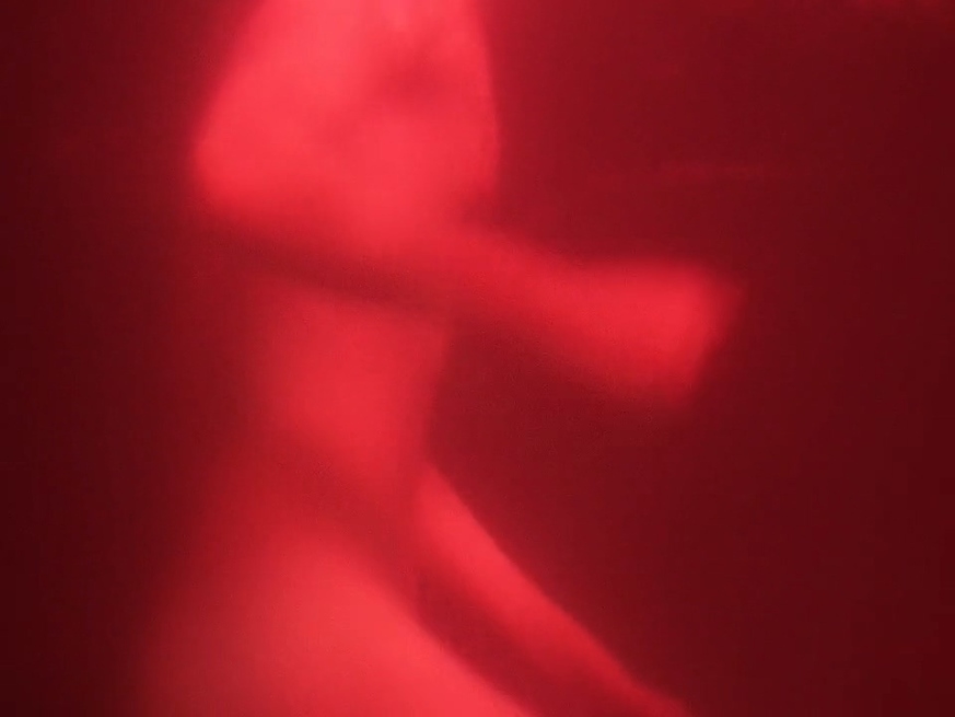 Ai Matsubara dévoile ses jambes et illuminé la chatte dans ses photos explicites.