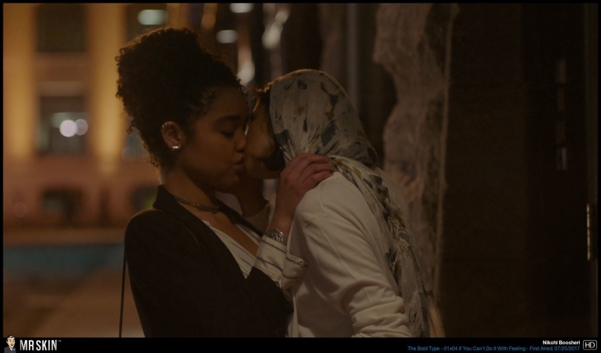 Aisha Dee seins