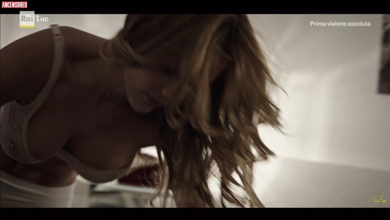 Alejandra Onieva les seins sont visibles