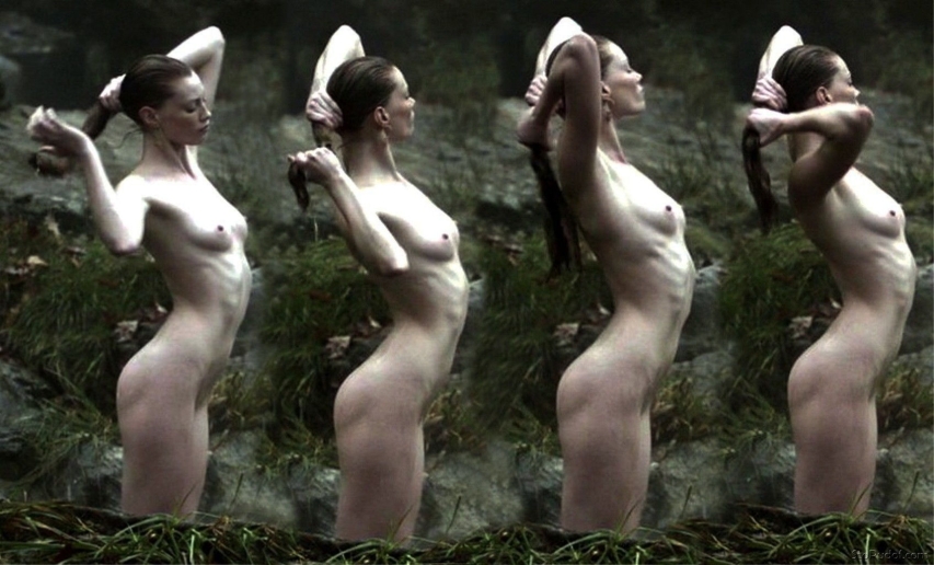 Alyssa Sutherland les fesses sont visibles 10