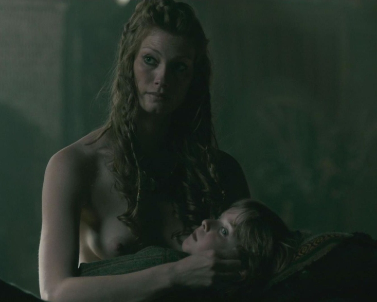 Alyssa Sutherland les fesses sont visibles