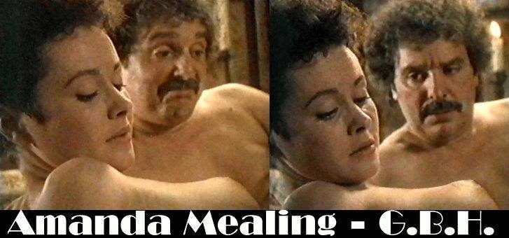 Amanda Mealing seins nus