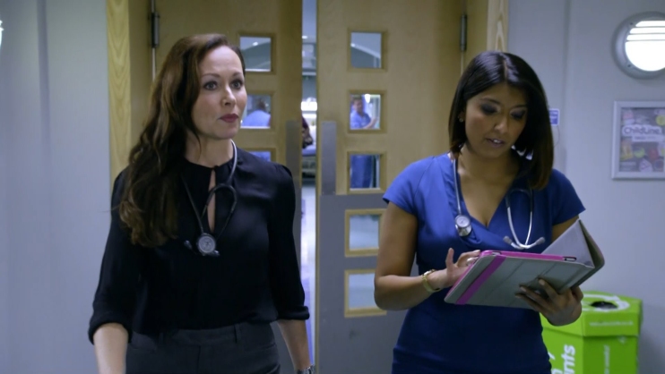 Amanda Mealing seins
