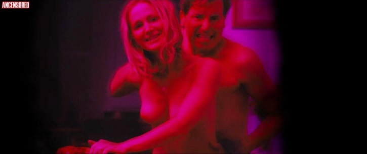 Découvrez les photos sensuelles dAmber Paul en collants et dévoilant ses seins nues.