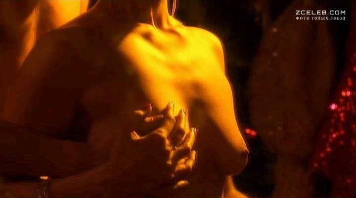 B_Marlohe les seins sont visibles