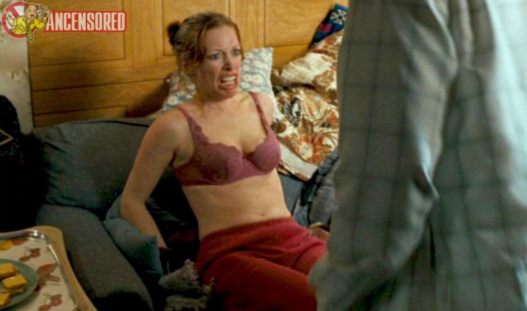 Brenda James dévoile ses charmes dans une série de photos intimes illuminant sa chatte et révélant ses seins