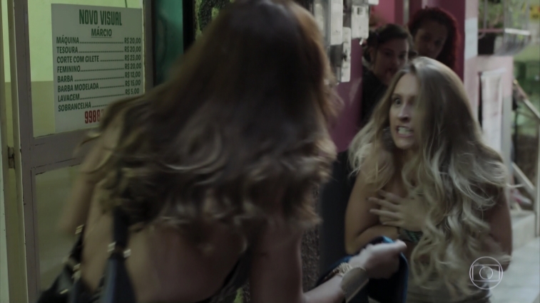 Carla Diaz dévoile son corps : fesses, jambes et seins nus à découvrir