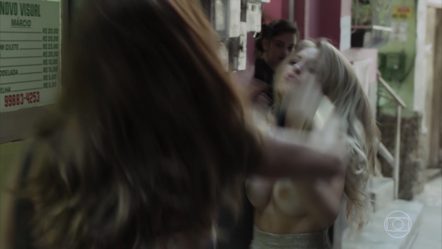 Carla Diaz pas de sous-vêtements