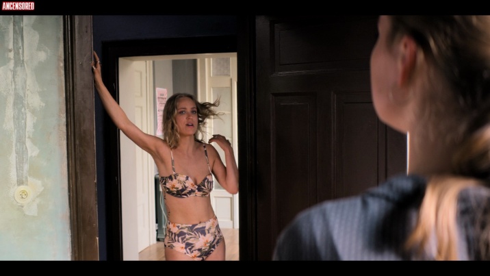 Plongez dans lunivers sensuel de Caro Cult à travers ses photos suggestives en sous-vêtements et nues