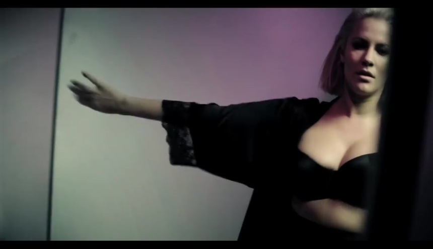 Caroline Flack les fesses sont visibles