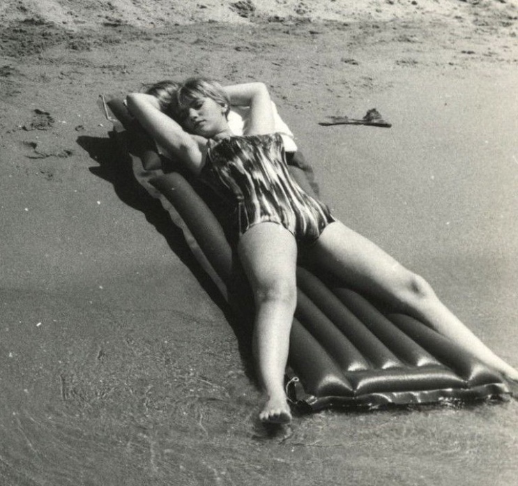 Catherine Spaak en jupe courte 56