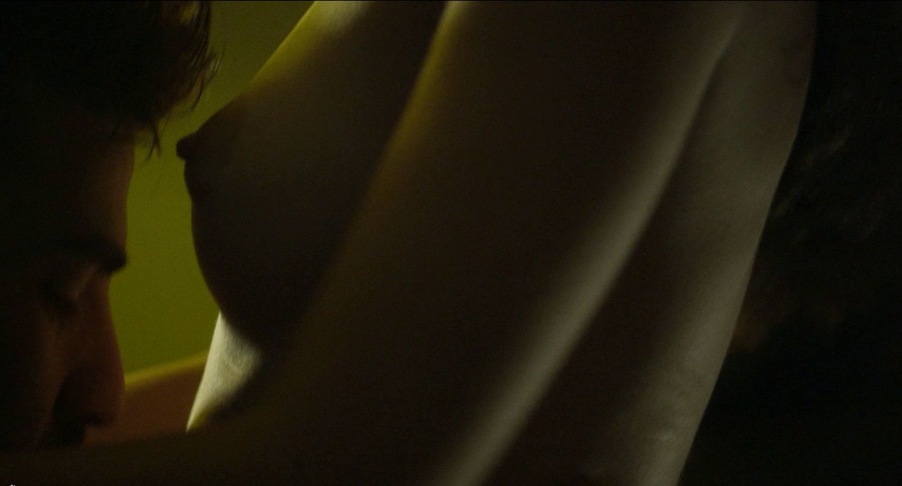 Découvrez les photos amateurs de Chloe Van Landschoot, jeune femme aux seins nus et au cul nu.