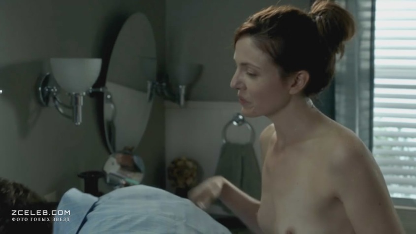 Claire Bronson les seins sont visibles