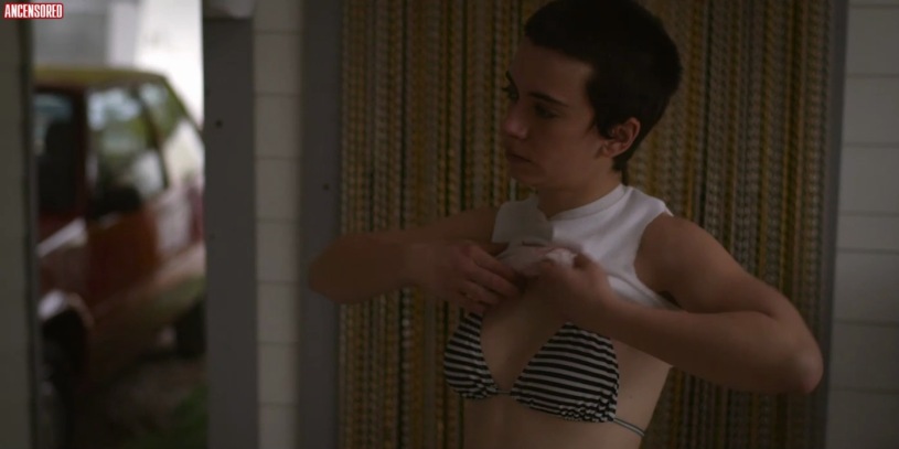 Claudia Riera seins nus