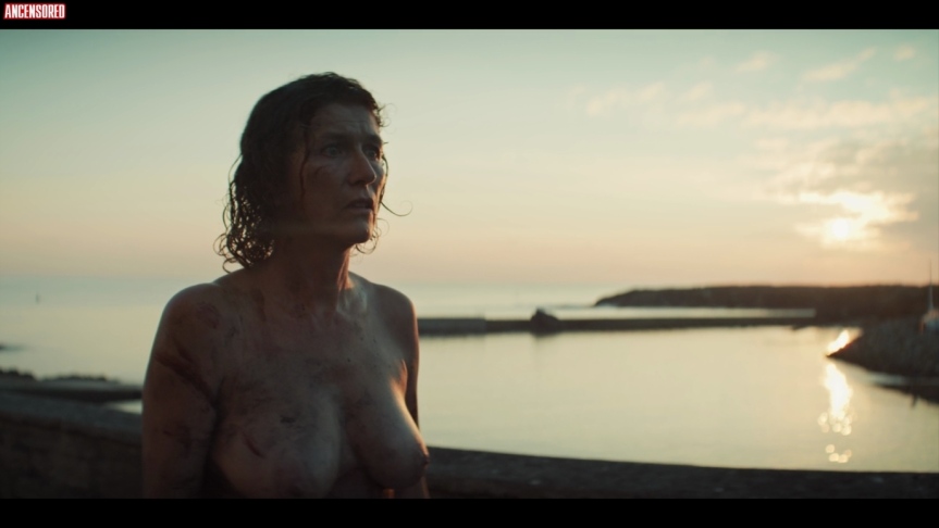 Corinne Valancogne les seins sont visibles