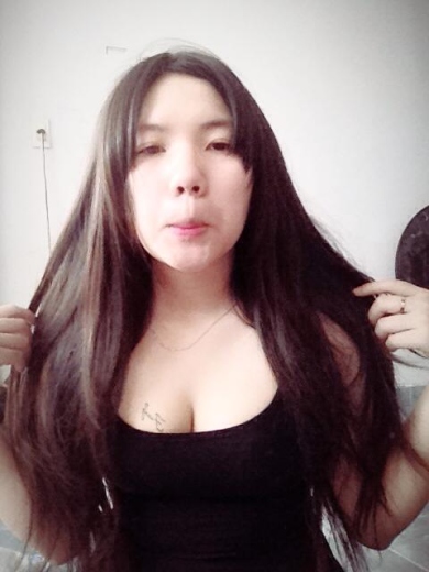 Dang Nguyen Van Anh les seins sont visibles