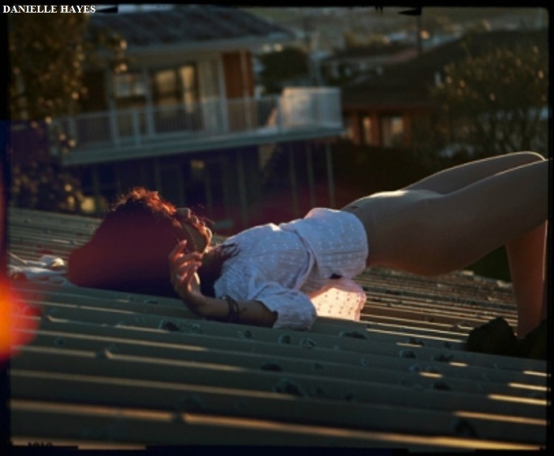 Découvrez les photos osées de Danielle Hayes jeune, y compris la fameuse photo suggestive clignotant entre ses jambes.
