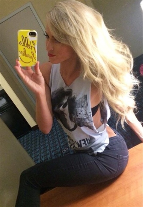 Danielle Moinet la photo clignote entre les jambes