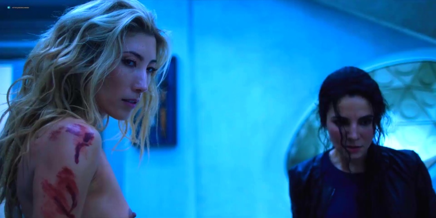 Découvrez la beauté envoûtante de Dichen Lachman en séduisante tenue: jupe, bas ou même photo nue.