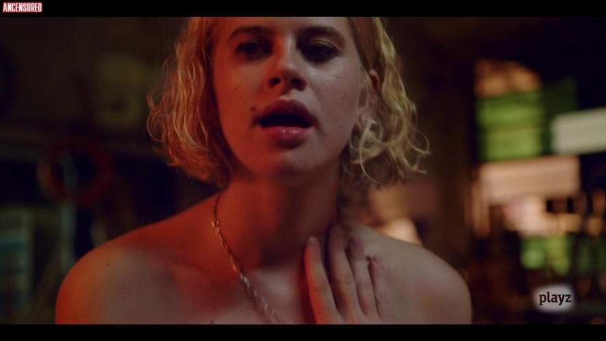 Elisabet Casanovas les seins sont visibles 18