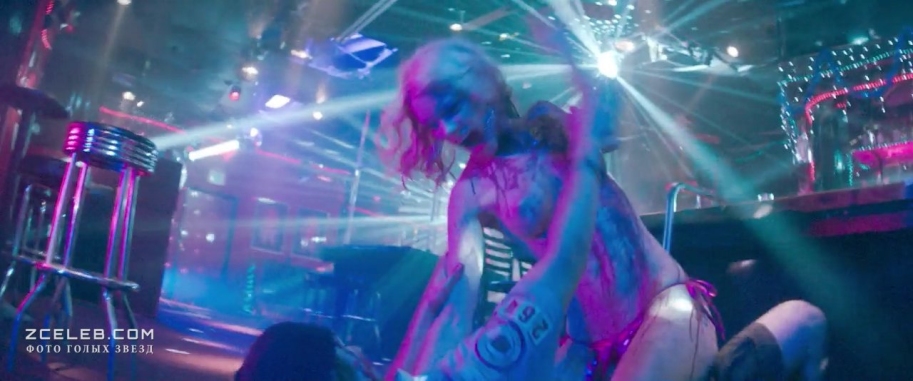 Elle Evans en jupe