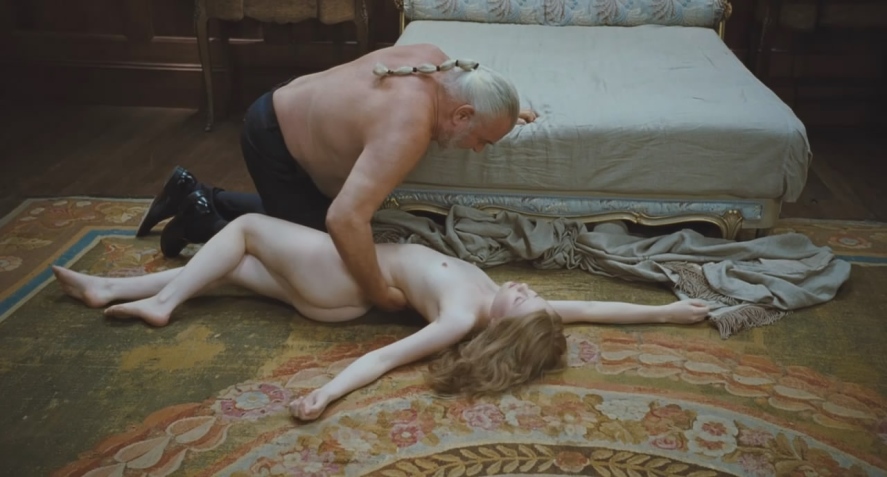Emily Browning jambes