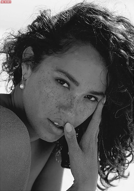 La sensualité au naturel : Fo Porter dévoile sa silhouette en jupe sans sous-vêtements avec les seins visibles