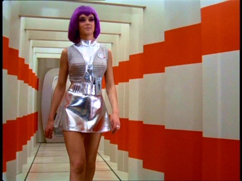 Gabrielle Drake chatte