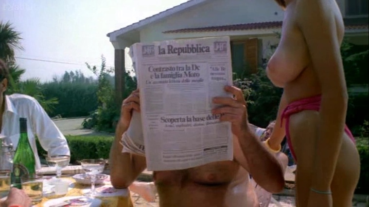 Gilla Novak les fesses sont visibles 81