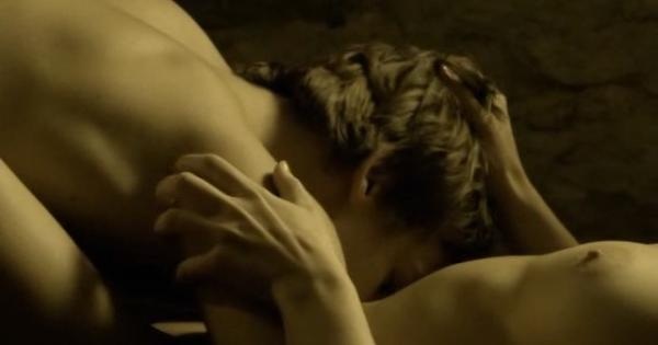 Hele KoRve dévoile ses seins et pose nue pour des photos sensuelles
