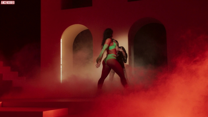 Jade Chynoweth illuminé la chatte 64