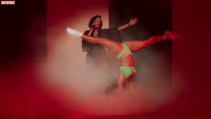 Jade Chynoweth les fesses sont visibles 71
