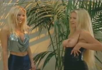 Julie Meadows jambes