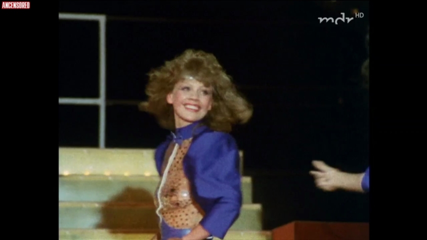 Découvrez tout sur Karin DuWel: de bas en haut, pas de culottes et nu.