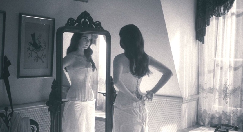 Lily Cole en jupe