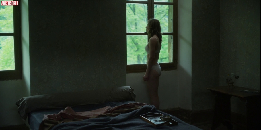 Lou De LaaGe les seins sont visibles