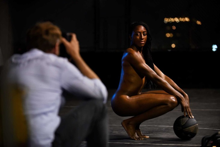 Nneka Ogwumike la photo clignote entre les jambes 60