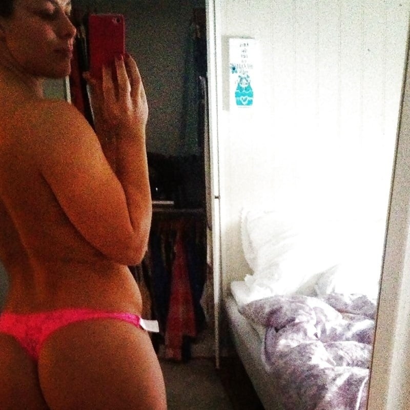 Les photos scandaleuses de Nora Mork sans sous-vêtements et en jupe courte - Cul nu amateur