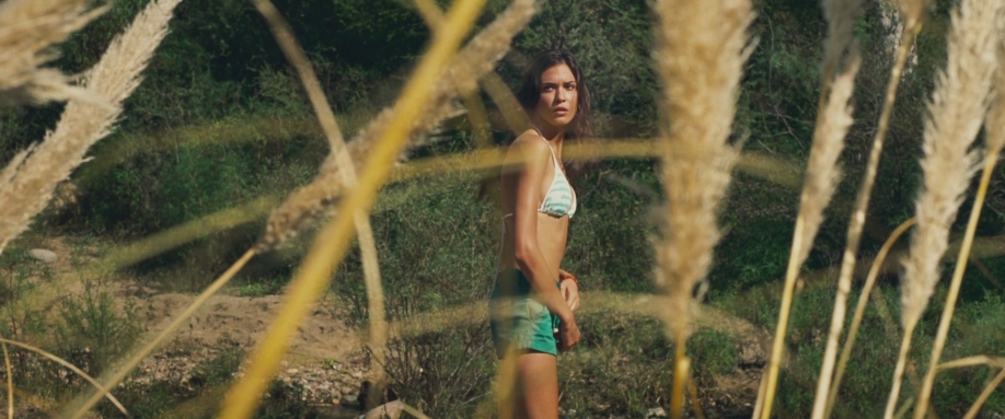 Odette Annable seins nus