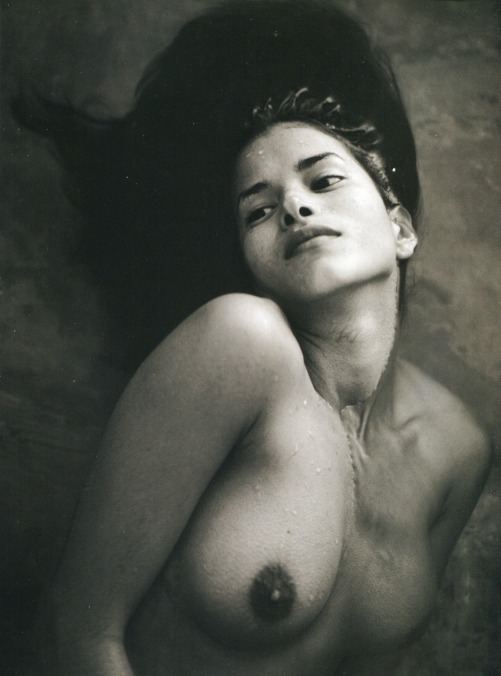 Découvrez les photos les plus intimes de Patricia Velasquez : jambes et seins nus.