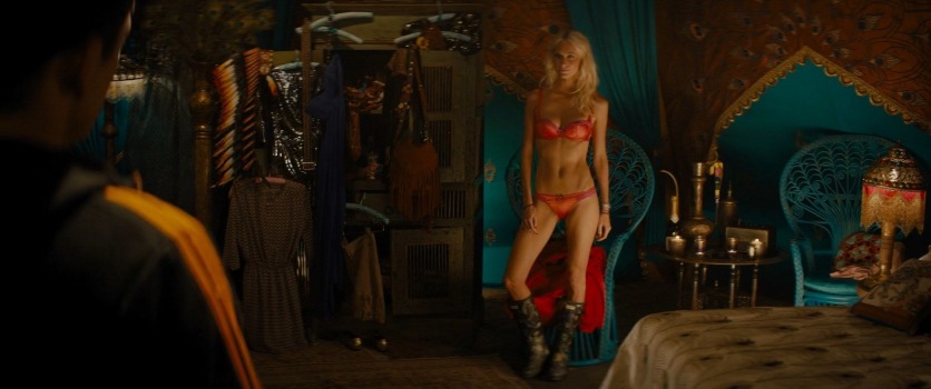 Poppy Delevigne dans sous-vêtements