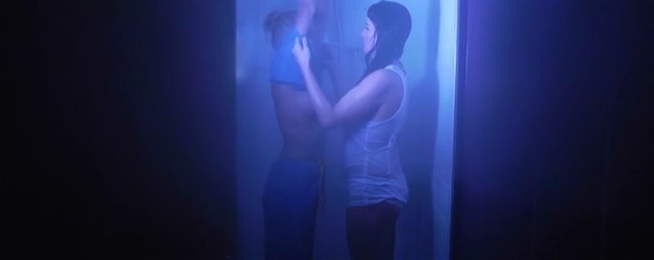 Raven Lee en jupe courte