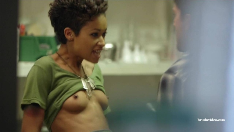 Skin Diamond la photo clignote entre les jambes 43
