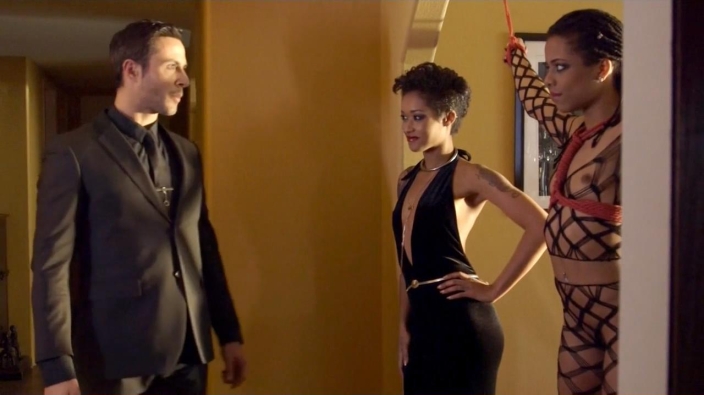 Skin Diamond : Photos nues en collants et dévoilant ses seins
