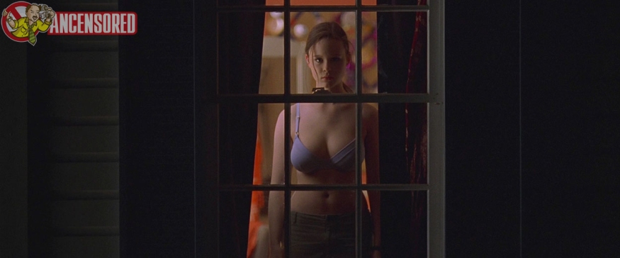 Thora Birch les fesses sont visibles