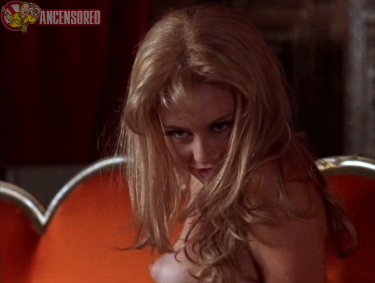 Yvonne Scio les seins sont visibles 36